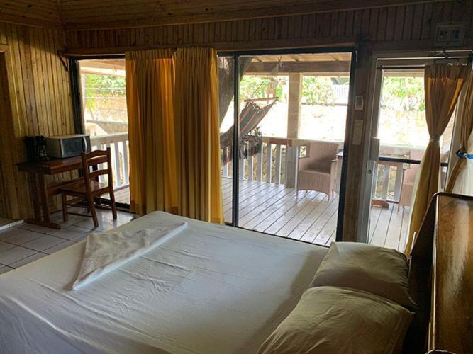 Coconut Tree West End Hotel ภายนอก รูปภาพ